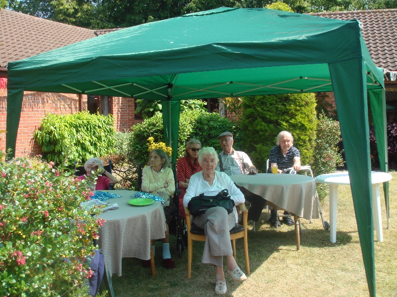 chilling-in-the-shade-at-the-dereham-fete-2013
